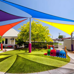 bạt che nắng tam giác đều